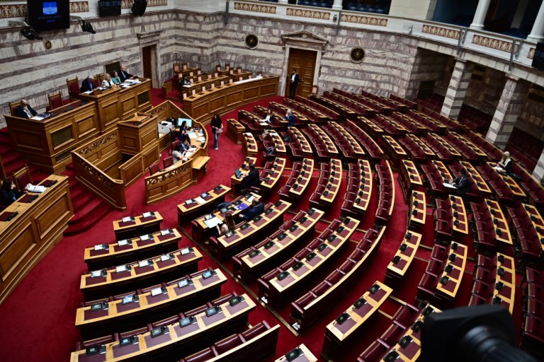 Κατατέθηκε στη Βουλή το νομοσχέδιο για το μεταναστευτικό – Σκληρές ρυθμίσεις στα όρια της νομιμότητας