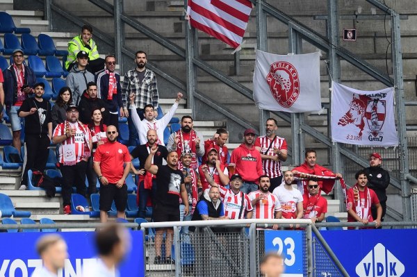 Δίπλα στην ομάδα και πάλι ο κόσμος του Ολυμπιακού (pics)