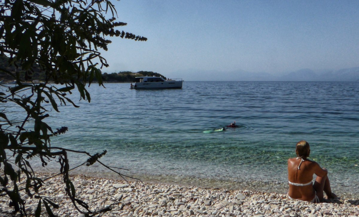 Τσουκαλάς: Η κυβέρνηση έχει… εξαφανίσει το καλοκαίρι – Το 46% των Ελλήνων δεν μπορεί να πάει διακοπές