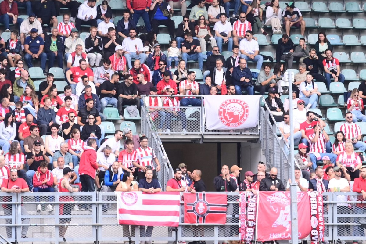 Δίπλα στην ομάδα και στο φιλικό με την Ντεν Χάαγκ ο κόσμος του Ολυμπιακού (pic)