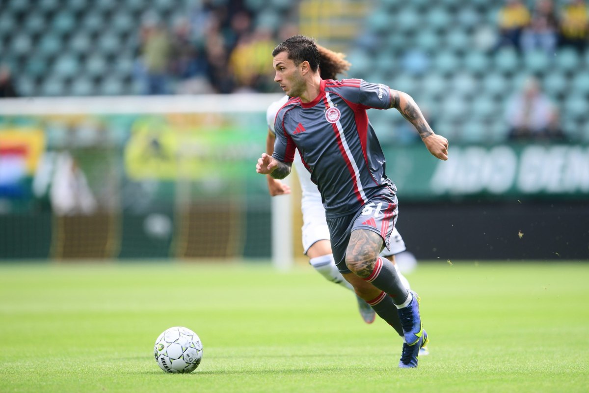 Ο Γκάμπριελ Στρεφέτσα φόρεσε για πρώτη φορά τα «ερυθρόλευκα» στο ματς του Ολυμπιακού κόντρα στην Ντεν Χάαγκ. Δείτε φωτογραφίες από το ντεμπούτο του.