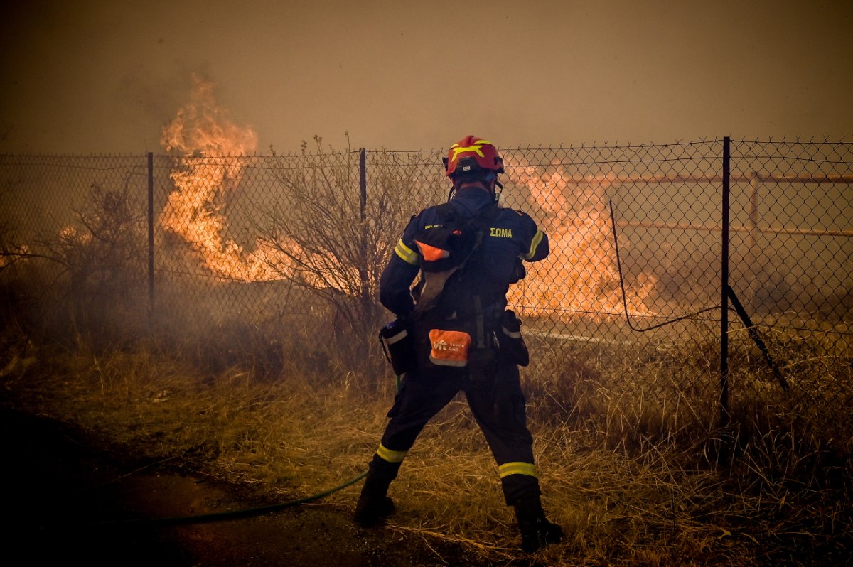 Φωτιά: Κόκκινος συναγερμός για πυρκαγιές σε Αττική, Βοιωτία και Εύβοια – Στο πορτοκαλί 10 περιφέρειες
