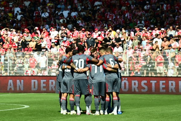 Ουνιόν Βερολίνου – Ολυμπιακός: Εξαιρετική η ατμόσφαιρα – Δίπλα στους Πειραιώτες ο κόσμος τους