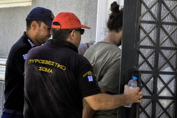 Μπαράζ συλλήψεων για φωτιές στην επικράτεια – Χειροπέδες σε έξι άνδρες