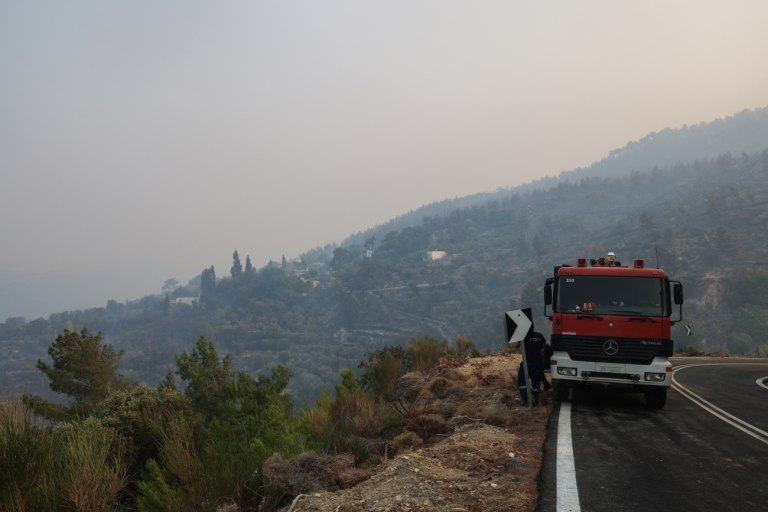 Φωτιά στην Ερμιόνη Αργολίδας – Επιχειρούν εναέρια