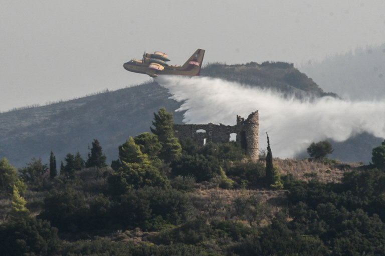 Έρπουσα φωτιά σε δασική έκταση στο Παρανέστι – Επιχειρούν εναέρια