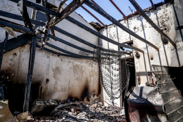 «Η κυβερνητική γραμμή ήταν μεταξύ ‘κλιματική κρίση’ και ‘πάρτε κουβάδες’» – Αντιπολιτευτικά πυρά για τις πυρκαγιές