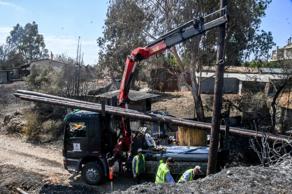 Συνεχίζονται τα προβλήματα στα καμμένα – Για μια ακόμα ημέρα χωρίς ρεύμα και νερό σε Χίο και Αχαΐα