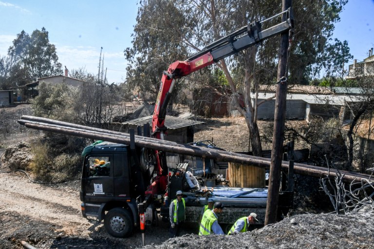 Συνεχίζονται τα προβλήματα στα καμμένα – Για μια ακόμα ημέρα χωρίς ρεύμα και νερό σε Χίο και Αχαΐα