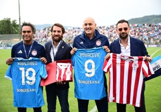 Η Νάπολι τίμησε τον Ολυμπιακό – Καρεμπέ και Κοβάσεβιτς πήραν φανέλες με το όνομά τους (pics)