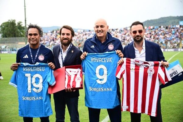 Η Νάπολι τίμησε τον Ολυμπιακό – Καρεμπέ και Κοβάσεβιτς πήραν φανέλες με το όνομά τους (pics)