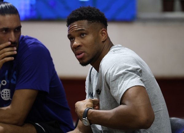 Στην αποστολή της Εθνικής για το φιλικό με τη Λετονία ο Γιάννης Αντετοκούνμπο – Με 14 παίκτες η Ελλάδα (pic)