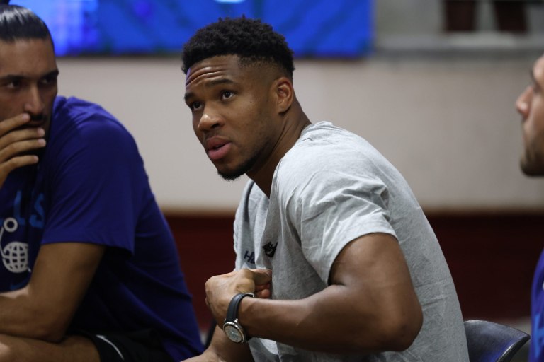 Στο πλευρό της Εθνικής ο Γιάννης Αντετοκούνμπο (vid)