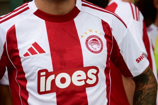 Εντυπωσιάζει η νέα ερυθρόλευκη φανέλα του Ολυμπιακού (pics)