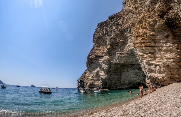 Κόντρα Σκέρτσου – Τσουκαλά για τις διακοπές του 46% – «Η κυβέρνηση Μητσοτάκη έχει βάλει πολύ χαμηλά τον πήχη»