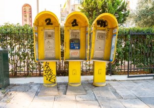 Ξηλώνονται δεκάδες εγκαταλελειμμένα καρτοτηλέφωνα από πεζοδρόμια στην Αθήνα