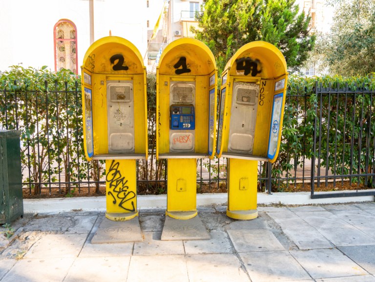 Ξηλώνονται δεκάδες εγκαταλελειμμένα καρτοτηλέφωνα από πεζοδρόμια στην Αθήνα