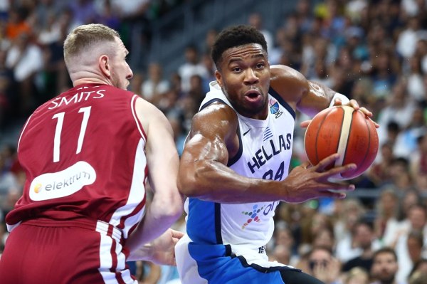 Με το πόδι στο… γκάζι ο Γιάννης Αντετοκούνμπο – Ξεκίνησε δυνατά ο «Greek Freak» (vids)