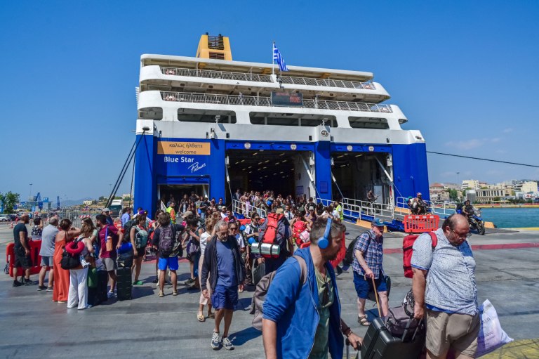 Μαζική επιστροφή και των τελευταίων αδειούχων του καλοκαιριού – Αυξημένη κίνηση στο λιμάνι του Πειραιά