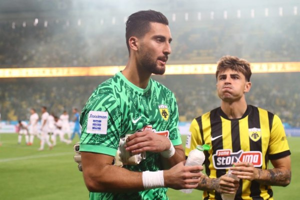 Έσωσε την ΑΕΚ ο Στρακόσα σε τετ α τετ με τον Γκριν (vid)