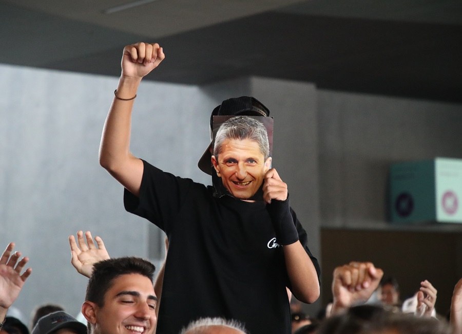 Ο Χρήστος Ζαφείρης έφτασε στη Θεσσαλονίκη για τον ΠΑΟΚ το μεσημέρι της Δευτέρας (25/8) και αρκετοί οπαδοί του δικεφάλου τον υποδέχθηκαν στο αεροδρόμιο «Μακεδονία».