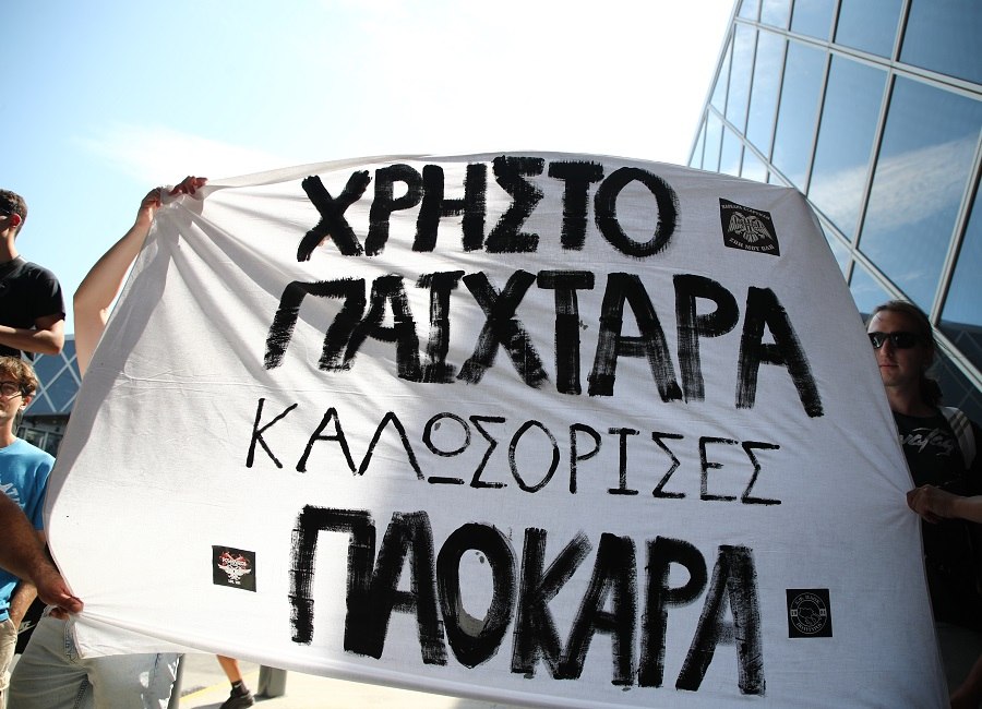 Ο Χρήστος Ζαφείρης έφτασε στη Θεσσαλονίκη για τον ΠΑΟΚ το μεσημέρι της Δευτέρας (25/8) και αρκετοί οπαδοί του δικεφάλου τον υποδέχθηκαν στο αεροδρόμιο «Μακεδονία».