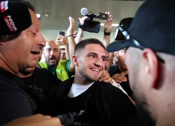 ΠΑΟΚ: «Θερμή» υποδοχή σε Ζαφείρη κατά την άφιξή του στη Θεσσαλονίκη (pics)