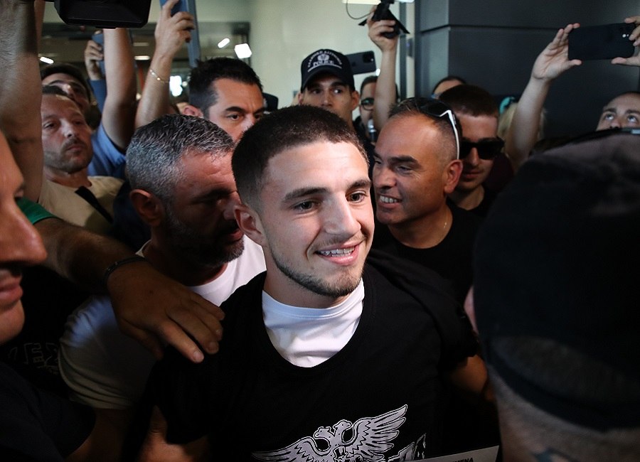 Ο Χρήστος Ζαφείρης έφτασε στη Θεσσαλονίκη για τον ΠΑΟΚ το μεσημέρι της Δευτέρας (25/8) και αρκετοί οπαδοί του δικεφάλου τον υποδέχθηκαν στο αεροδρόμιο «Μακεδονία».