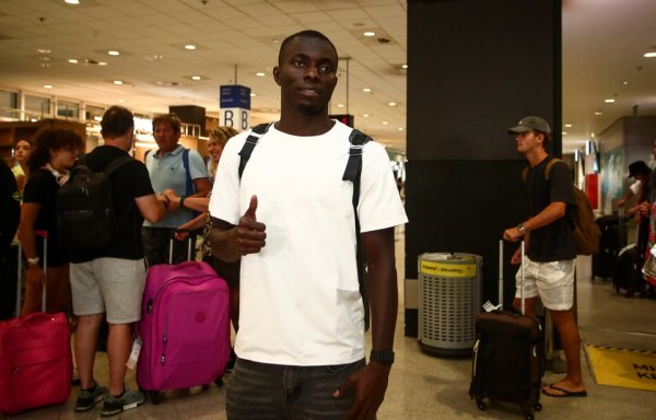 Στην Ελλάδα για να ολοκληρώσει τη μεταγραφή του στον Ολυμπιακό ο Μανέ: «Είναι τρελοί οι οπαδοί του» (pics, vids)