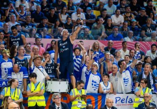 Ο αθλητισμός ενώνει: Το «Forza Polonara» της γαλανόλευκης εξέδρας και η ελληνική απάντηση του Πολονάρα (pics)