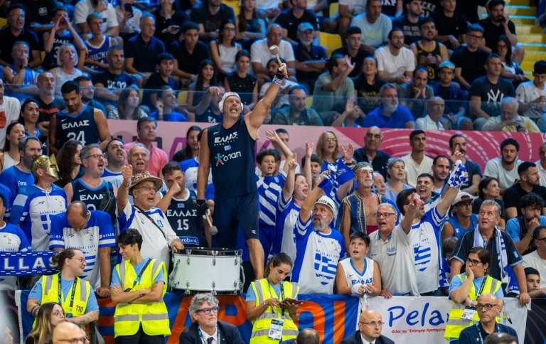Ο αθλητισμός ενώνει: Το «Forza Polonara» της γαλανόλευκης εξέδρας και η ελληνική απάντηση του Πολονάρα (pics)