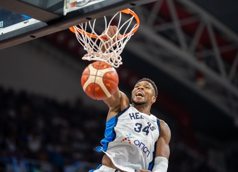 Ελλάδα – Ιταλία 75-66: «Οδοστρωτήρας» Γιάννης παρέσυρε την σκουάντρα ατζούρα (vid)