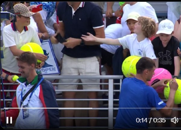 Απρέπεια στο US Open: Άνδρας άρπαξε καπέλο τενίστα μέσα από τα χέρια παιδιού! (vid)