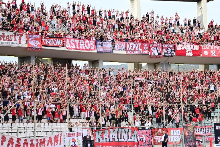 Έγινε Καραϊσκάκη το Πανθεσσαλικό – «Κοκκίνησε» το στάδιο από 13.000 οπαδούς του Ολυμπιακού (vid)