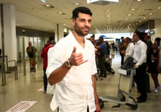 Στην Ελλάδα για να ολοκληρώσει τη μεταγραφή του στον Ολυμπιακό ο Ταρέμι: «Όλοι ξέρουμε ότι είναι μεγάλη ομάδα» (vids, pics)