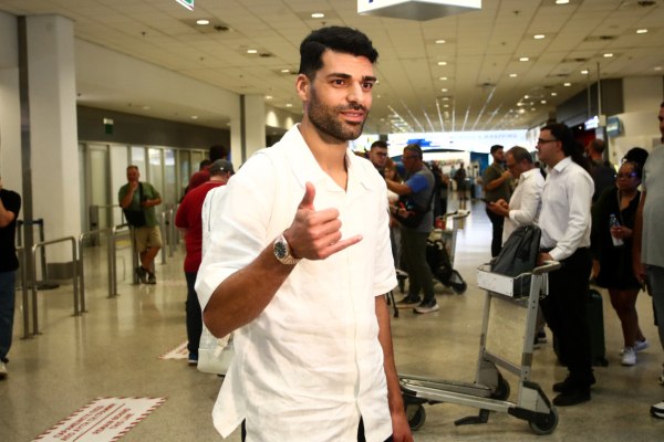 Στην Ελλάδα για να ολοκληρώσει τη μεταγραφή του στον Ολυμπιακό ο Ταρέμι: «Όλοι ξέρουμε ότι είναι μεγάλη ομάδα» (vids, pics)