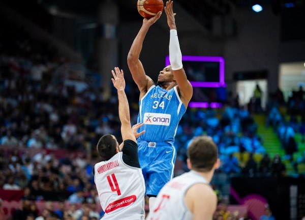 H FIBA για τη σούπερ εμφάνιση με Γεωργία: «Ο Γιάννης βάζει και τρίποντα. Απλά δώστε το τρόπαιο στην Ελλάδα»