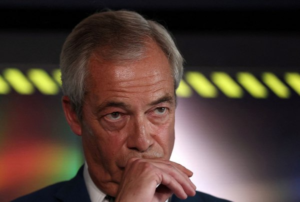 Ο Φάρατζ θέλει μαζικές απελάσεις αιτούντων άσυλο – «Θα αποσύρω τη Βρετανία από την Ευρωπαϊκή Σύμβαση Ανθρωπίνων Δικαιωμάτων»