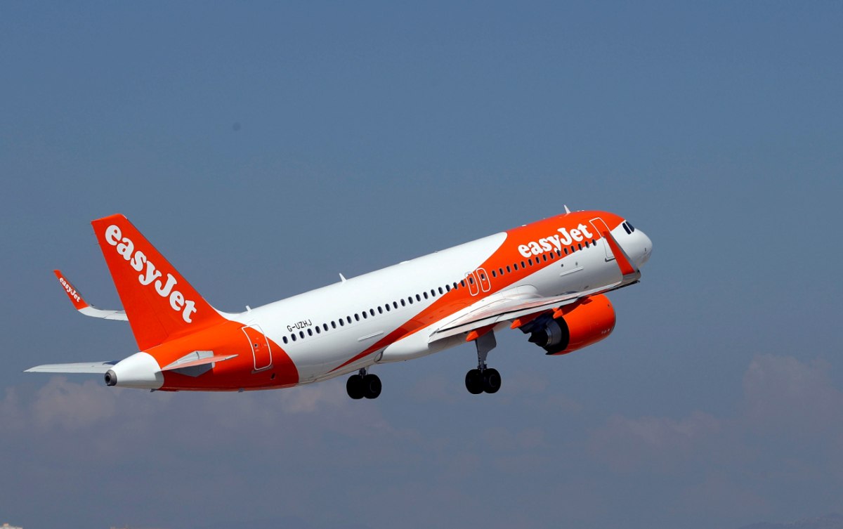 Η easyJet έθεσε σε διαθεσιμότητα πιλότο γιατί… κυκλοφορούσε γυμνός σε ξενοδοχείο