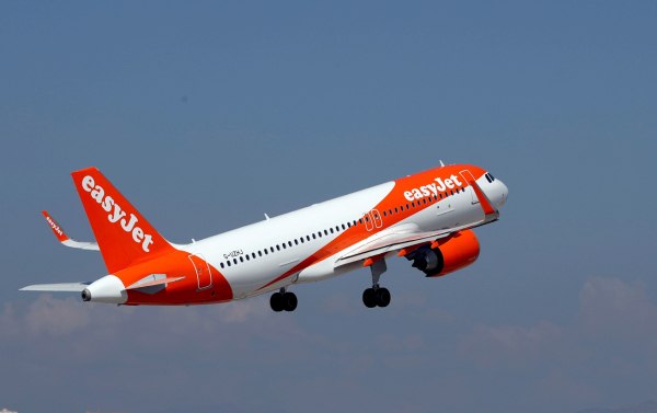 Η easyJet έθεσε σε διαθεσιμότητα πιλότο γιατί… κυκλοφορούσε γυμνός σε ξενοδοχείο