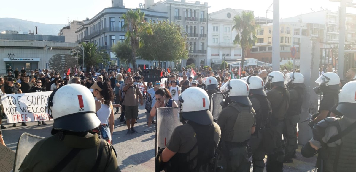 Βόλος: Πλήθος κόσμου στην «υποδοχή» του ισραηλινού Crown Iris – Ισχυρή παρουσία των ΜΑΤ και χρήση κρότου λάμψης