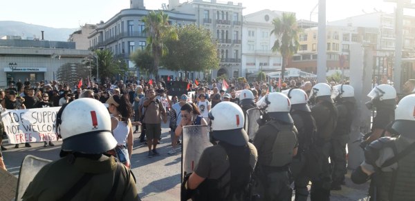Βόλος: Πλήθος κόσμου στην «υποδοχή» του ισραηλινού Crown Iris – Ισχυρή παρουσία των ΜΑΤ και χρήση κρότου λάμψης
