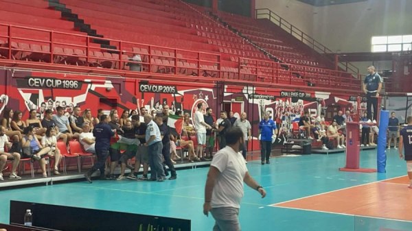 Βόλεϊ: Προσαγωγές φιλάθλων που κρατούσαν Παλαιστινιακές σημαίες στο Ελλάδα – Ισραήλ