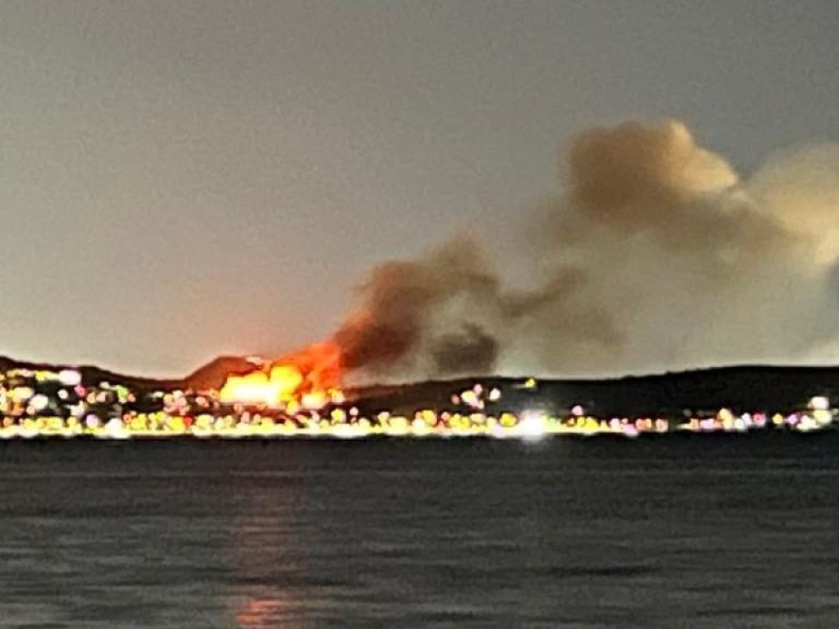 Σαλαμίνα: Επικελευστής του Πολεμικού Ναυτικού ο 40χρονος που συνελήφθη για τη φωτιά – Το πάρτι και τα βεγγαλικά