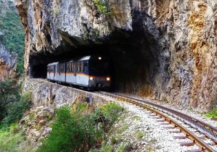 Καλάβρυτα: Ακινητοποιήθηκε συρμός του Οδοντωτού – Μεγάλη επιχείρηση για τον απεγκλωβισμό 38 επιβατών