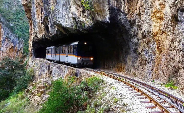 Καλάβρυτα: Ακινητοποιήθηκε συρμός του Οδοντωτού – Μεγάλη επιχείρηση για τον απεγκλωβισμό 38 επιβατών