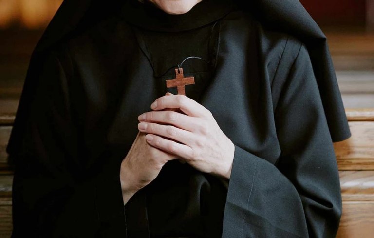 Χανιά: Συνελήφθη 52χρονη για αντιποίηση – Ντυνόταν καλόγρια και πωλούσε εικόνες και σύμβολα