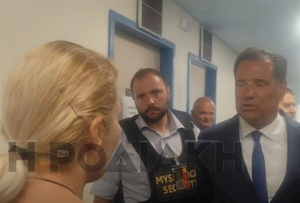 Όταν ασθενείς και υγειονομικοί χτυπάνε καμπάνες για κατάρρευση και ιδιωτικοποίηση του ΕΣΥ του Αδώνιδος τα sms γίνονται του λαϊκισμού το εκκρεμές