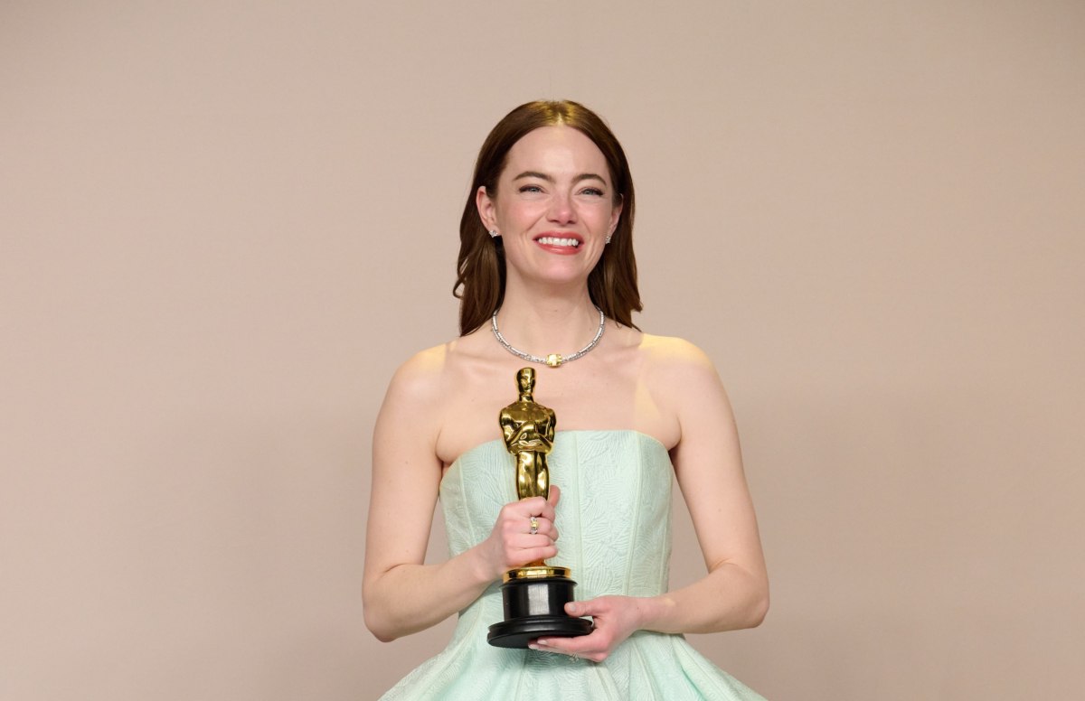 Η Έμα Στόουν αποκαλύπτει μια αμήχανη στιγμή με την μητέρα της και την Αντζελίνα Τζολί