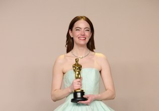 Η Έμα Στόουν αποκαλύπτει μια αμήχανη στιγμή με την μητέρα της και την Αντζελίνα Τζολί